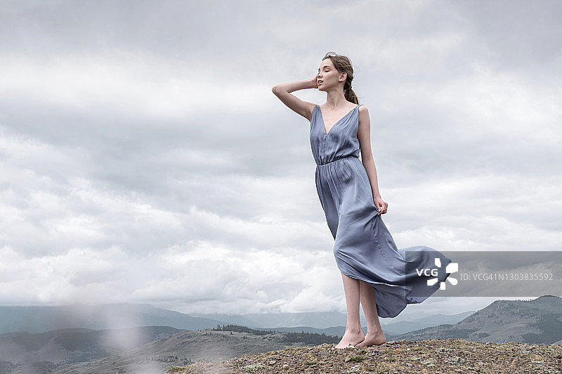 蓝裙美女在阿尔泰山旅行，风光秀丽，旅拍写真图片素材