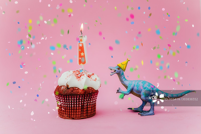 生日蛋糕和玩具恐龙图片素材