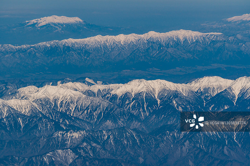 飞机航拍日本赤石山脉和木曾山脉的雪景图片素材