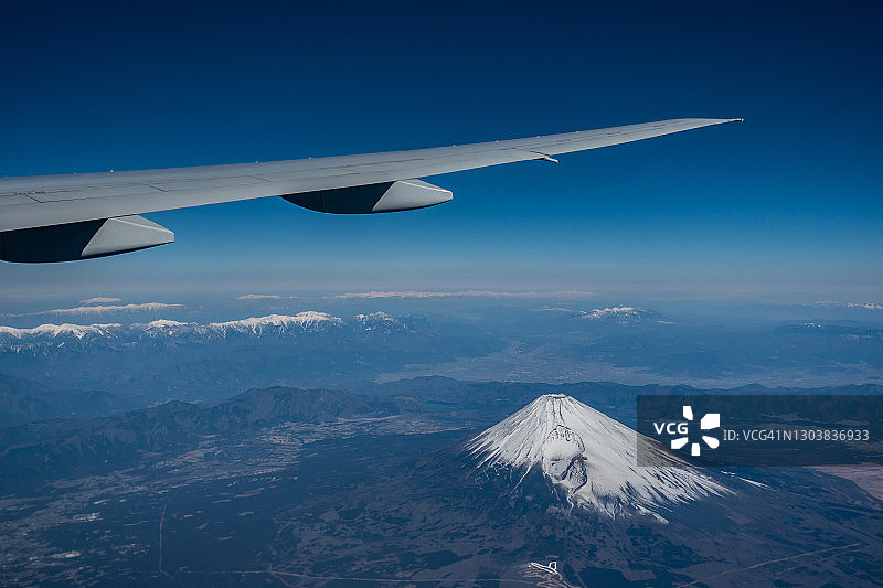 飞机航拍日本富士山雪景图片素材