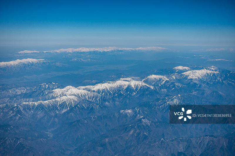 飞机航拍日本赤石山脉和飞驒山脉的雪景图片素材