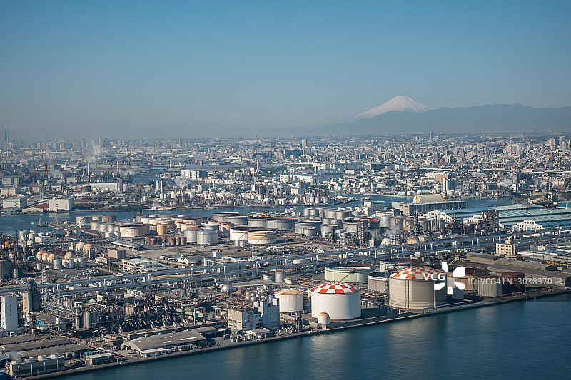 从飞机上俯瞰日本川崎市的富士山和工厂区图片素材