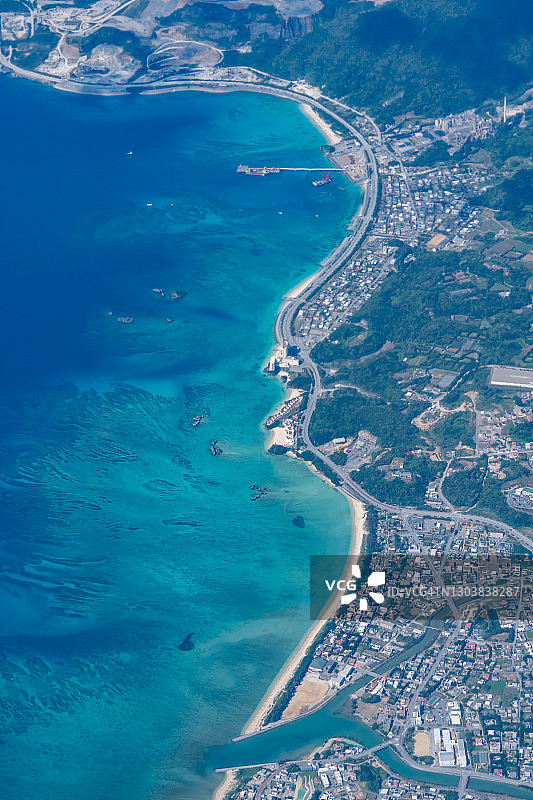 飞机航拍：日本冲绳县珊瑚海滩图片素材