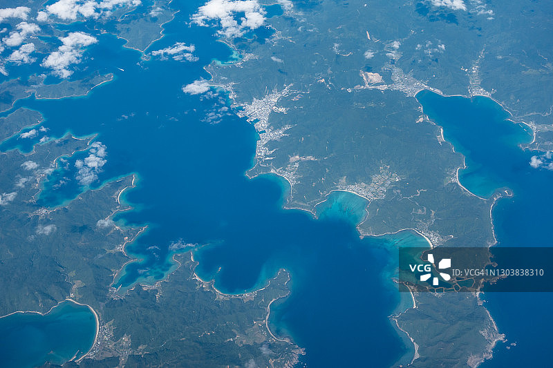 从飞机上俯瞰日本鹿儿岛县奄美大岛和加计吕麻岛图片素材