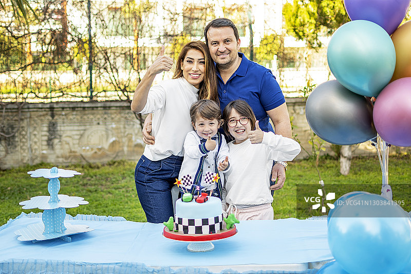 年轻家庭的生日派对图片素材