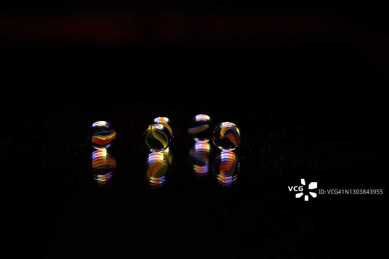 黑色背景中的弹珠倒影图片素材