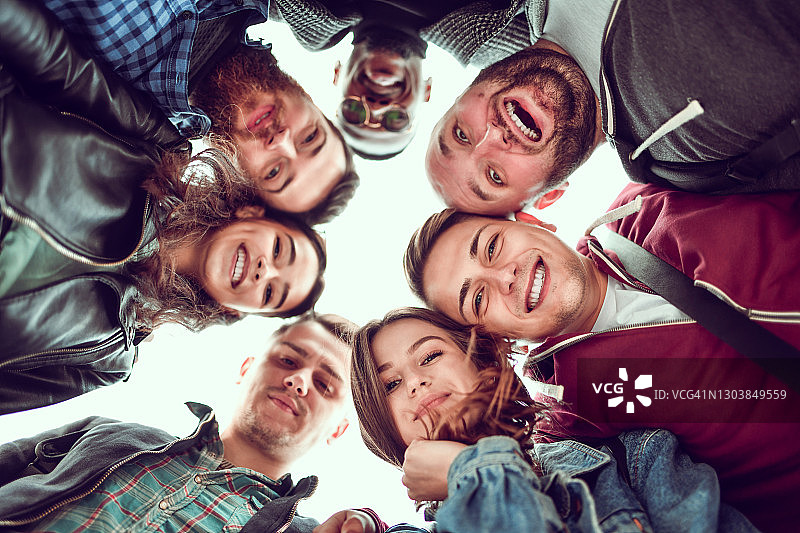 向下窥视的快乐朋友们的笑脸图片素材