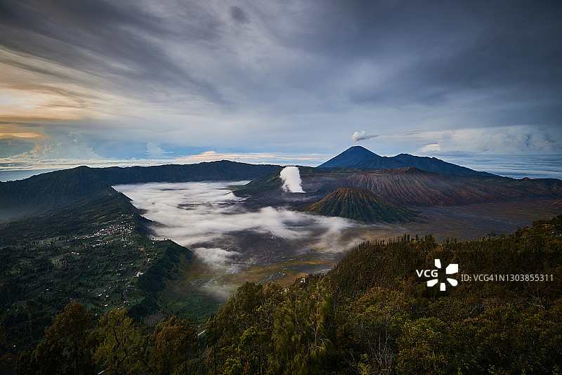 布罗莫火山和塞梅鲁国家公园的壮丽景色图片素材