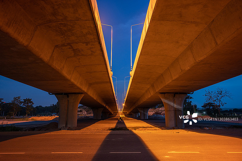 高架桥下的夜景图片素材