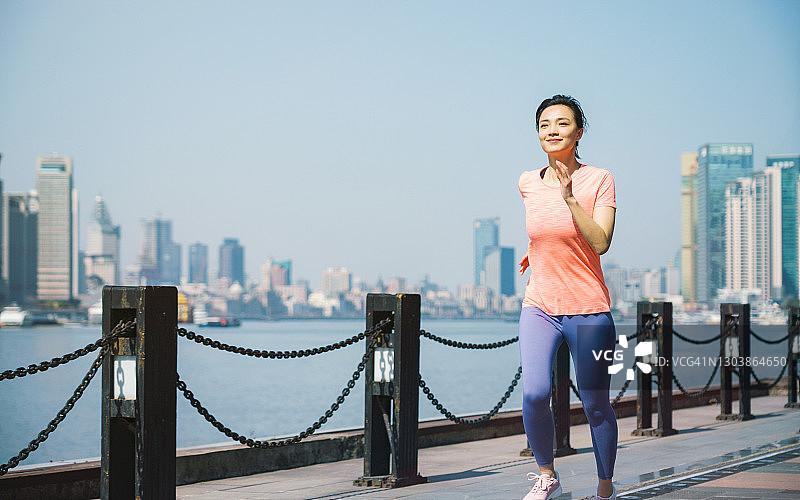 在城市户外跑步的女人图片素材