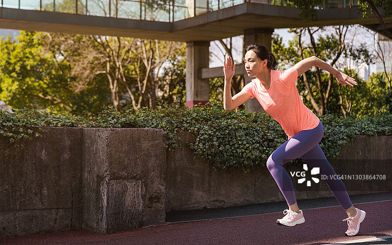 在城市户外跑步的女人图片素材