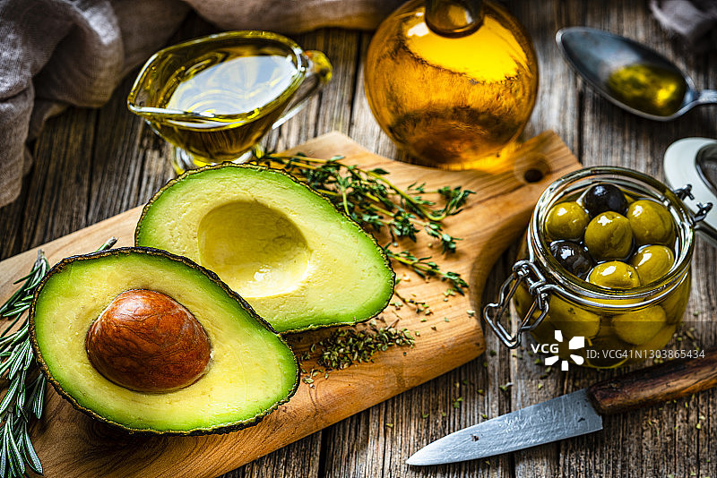 特级初榨橄榄油和牛油果油图片素材
