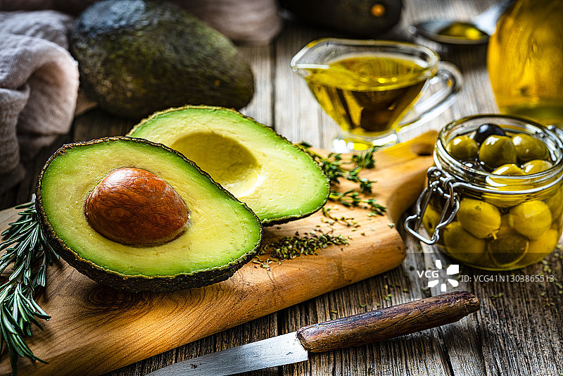特级初榨橄榄油和牛油果油图片素材