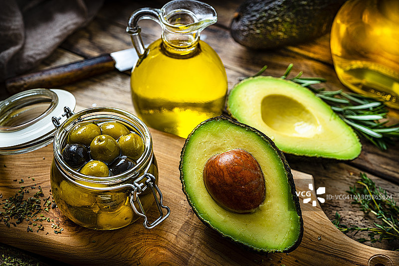 特级初榨橄榄油和牛油果油图片素材