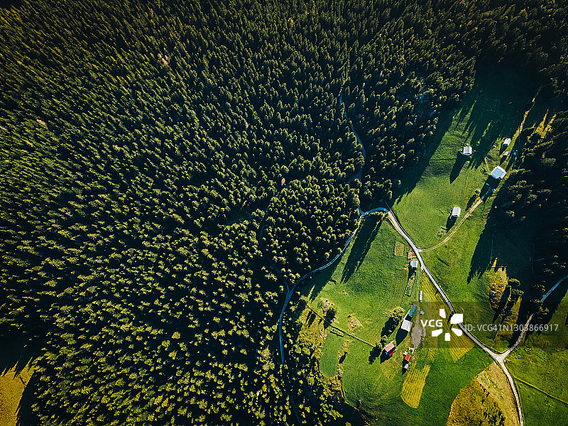 杜米托尔山脉的自然美景：阳光穿透湖泊和常绿森林图片素材