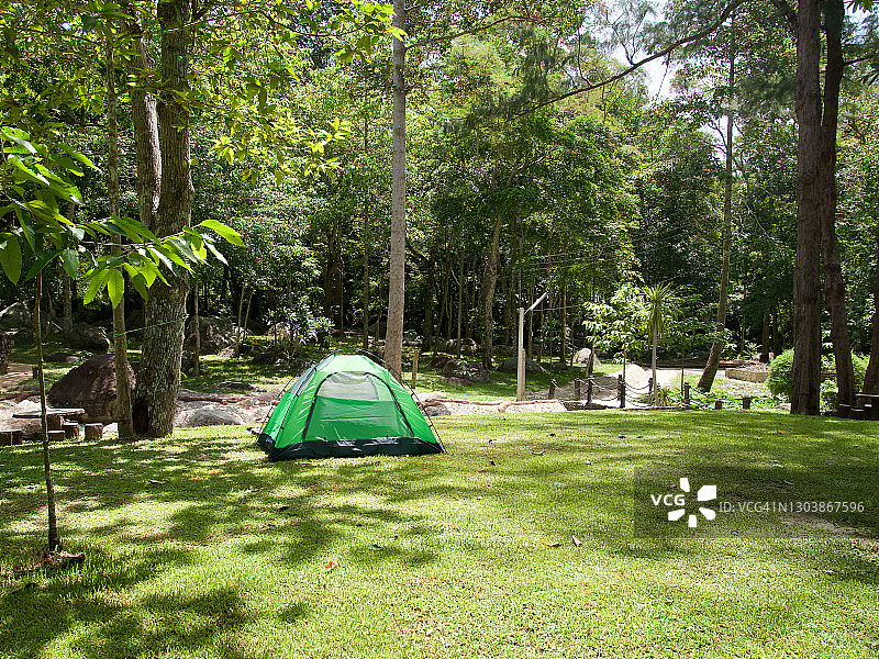 绿色野营帐篷图片素材