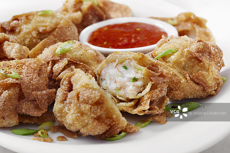 搭配甜辣酱的香脆炸虾丸图片素材