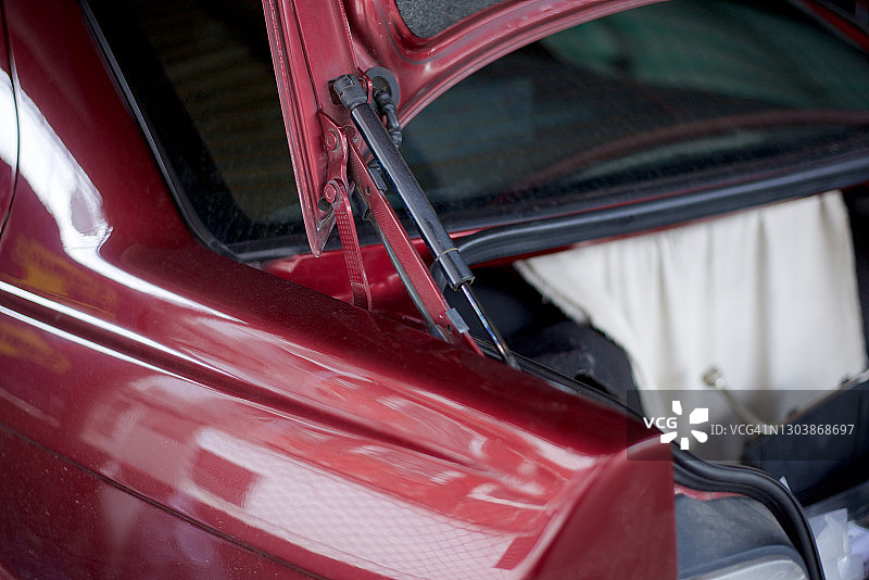 汽车后备箱的减震器图片素材