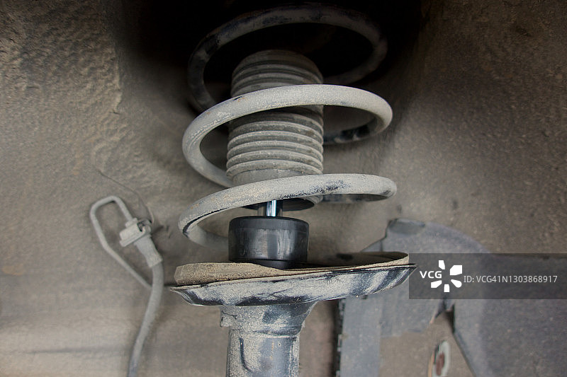 汽车减震器和螺旋弹簧悬架图片素材
