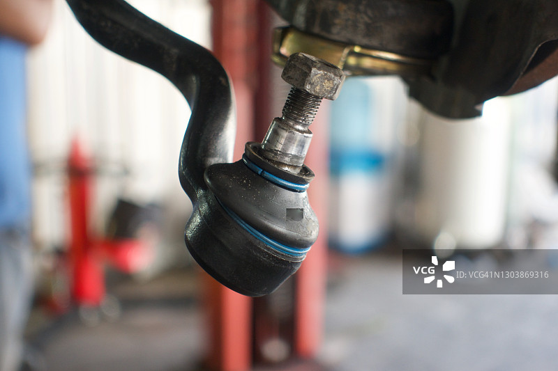 迷你卡车上的新球头销维修图片素材