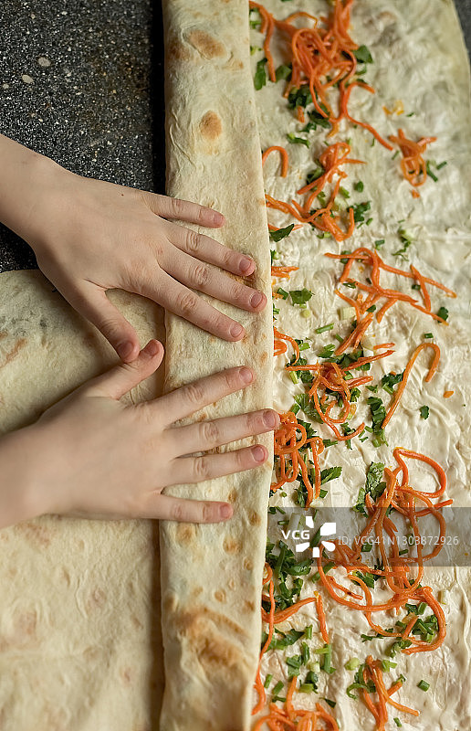 手裹着皮塔饼，配以欧芹和胡萝卜图片素材