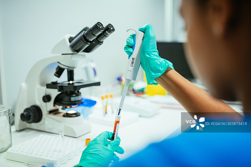 非裔美国科学家在大学医学实验室工作图片素材