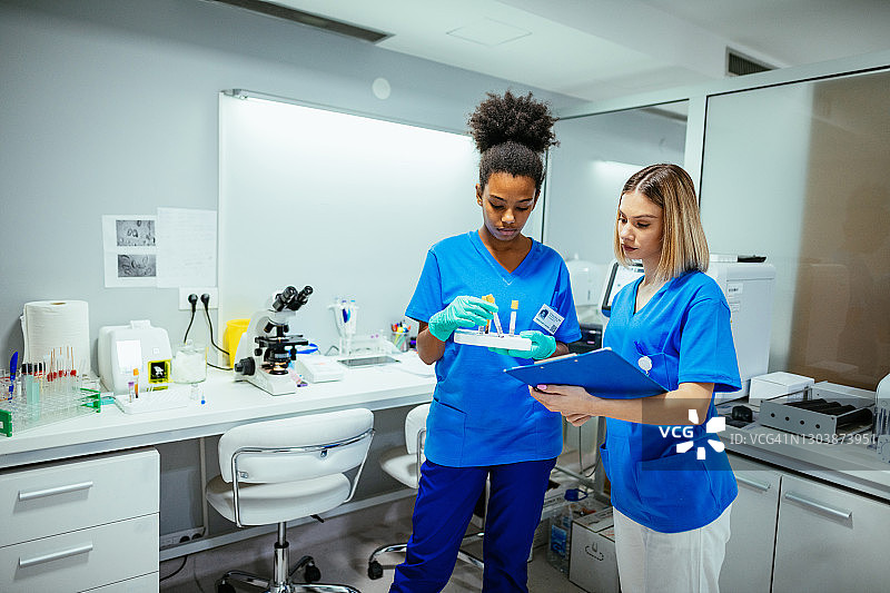在实验室工作的年轻科学家肖像 - STEM领域的女性图片素材