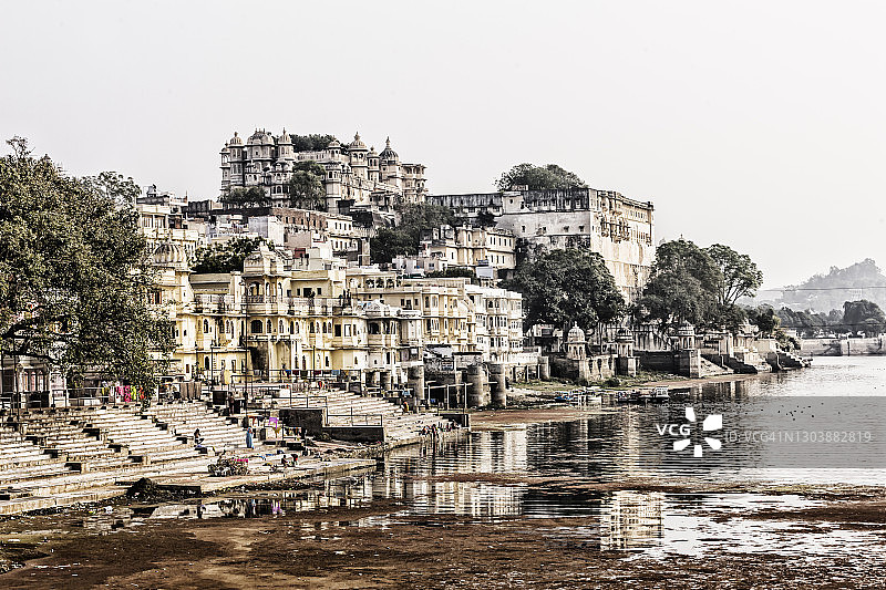 皮丘拉湖和城市宫殿建筑群图片素材