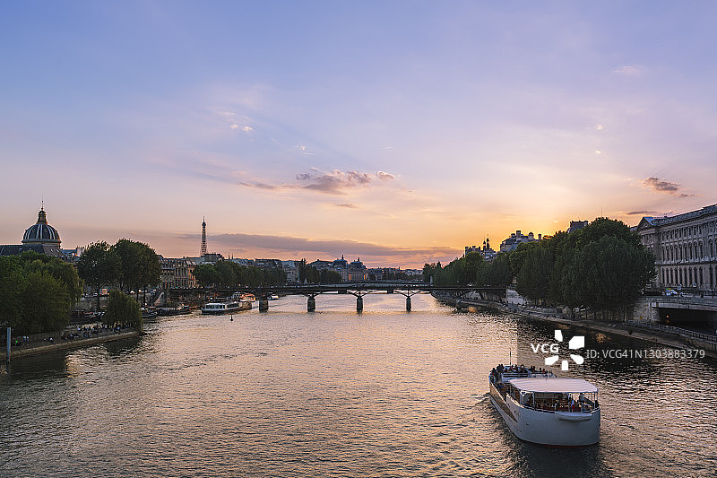 法国巴黎塞纳河上的日落游船图片素材