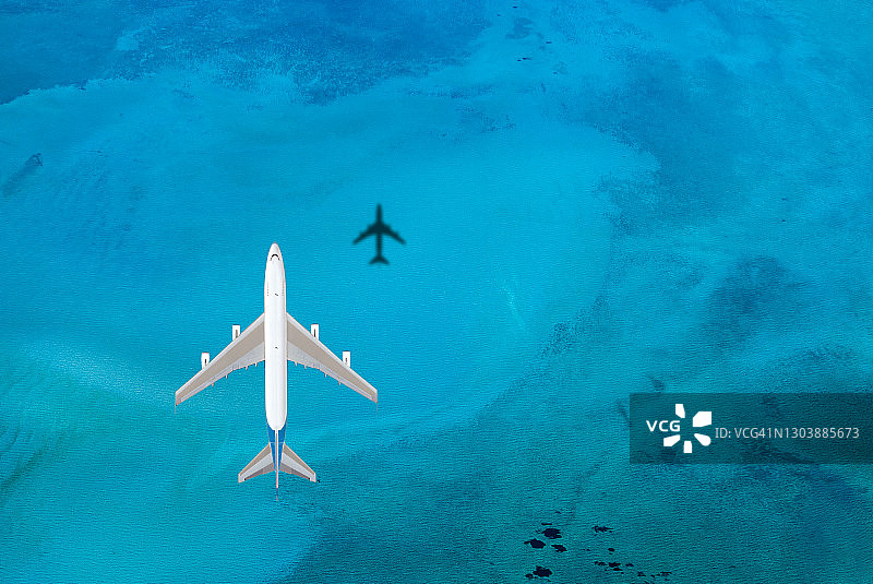 蓝色大海上的客机航拍俯视图图片素材