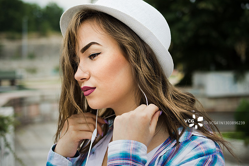 戴耳机的女孩们图片素材