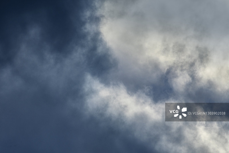 宾夕法尼亚州深蓝色天空中的壮丽云层纹理和深度图片素材