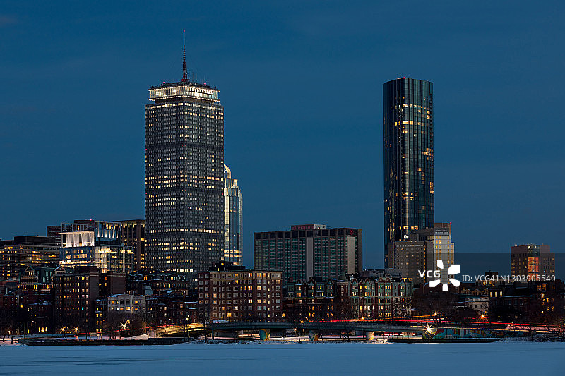 黄昏时分的马萨诸塞州波士顿天际线和保诚中心图片素材