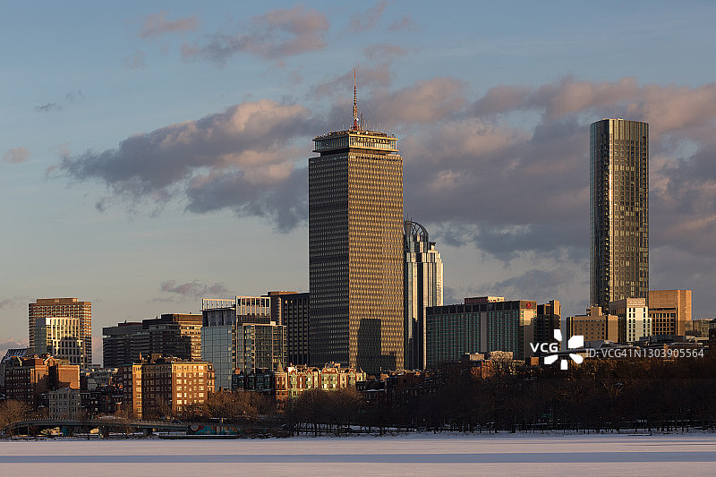 马萨诸塞州波士顿黄昏天际线，保诚中心图片素材