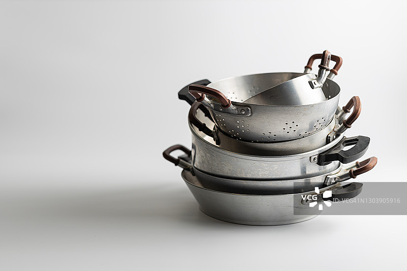 一堆旧铝锅和滤锅图片素材
