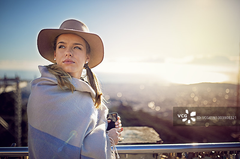年轻女子欣赏美丽城市景观的肖像图片素材