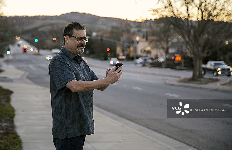 在户外使用智能手机的人图片素材