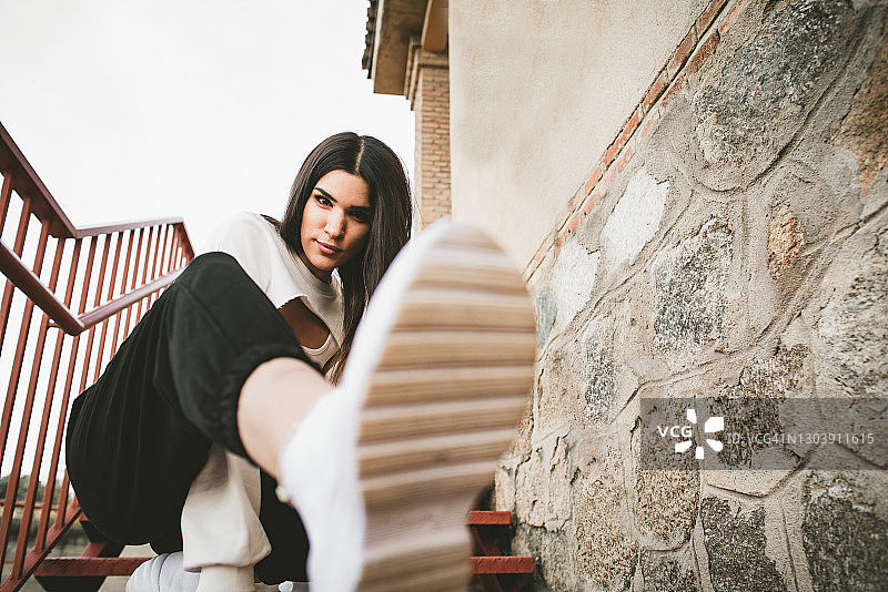 踢腿的年轻女人图片素材