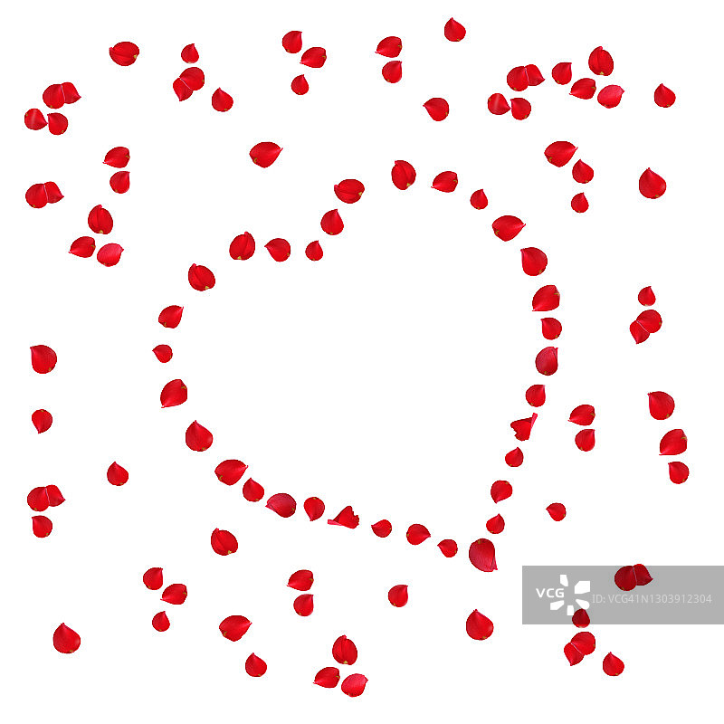 红色玫瑰花瓣飘落，在空中形成心形，白色背景图片素材