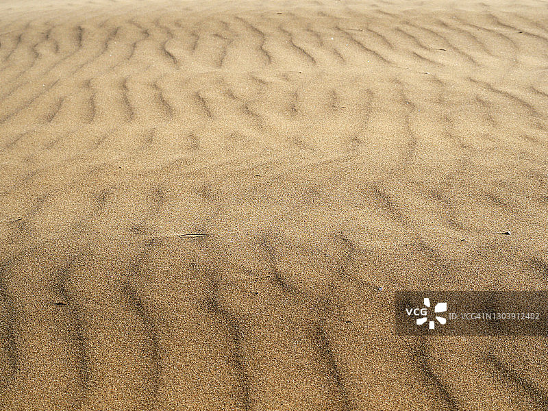 法国的棕色沙滩，有自然波纹图片素材