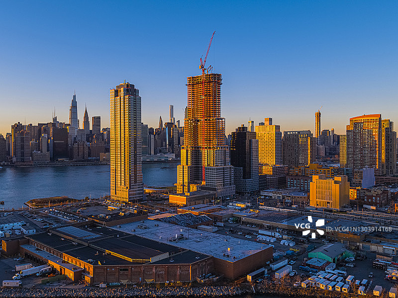布鲁克林海滨新建住宅楼，可欣赏曼哈顿天际线的景色，在傍晚图片素材