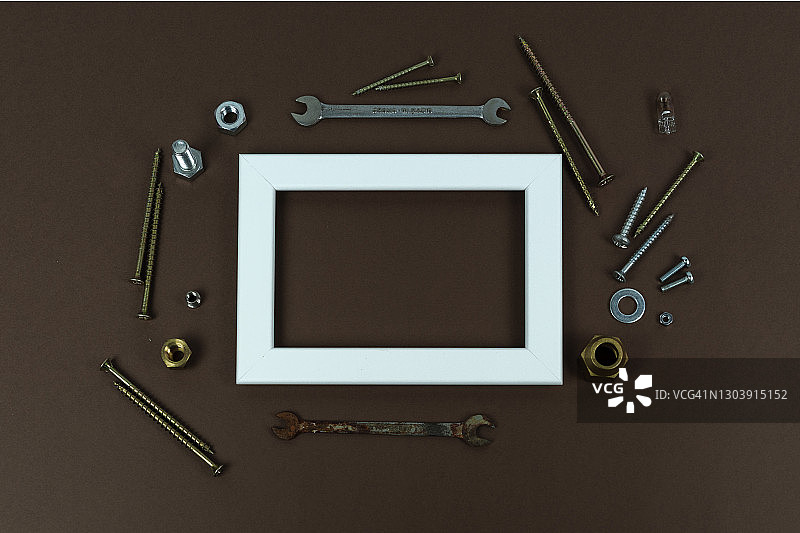 父亲节概念：带有世界工具和白色相框的贺卡，深色背景图片素材