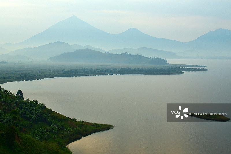 热带火山景观湖泊高角度视图图片素材