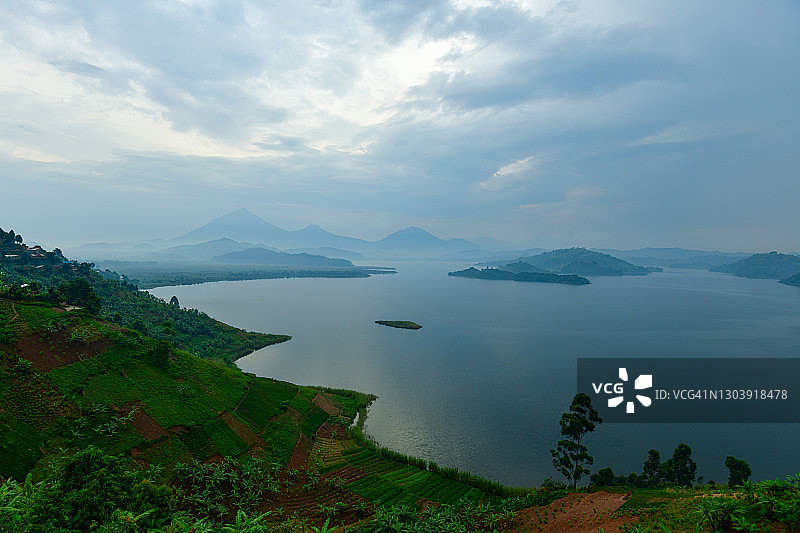 热带火山景观湖泊高角度视图图片素材