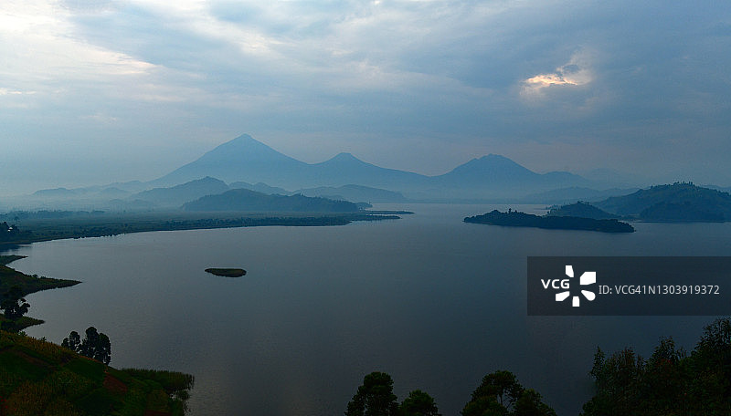 热带火山景观湖泊高角度视图图片素材