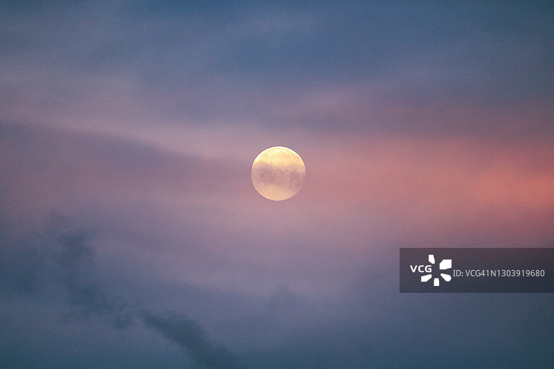 日出之光中的满月 - 创意简报“自然”图片素材