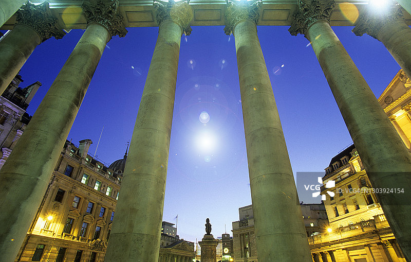 从皇家交易所看到的英格兰银行大楼（黄昏），伦敦针线街，英国伦敦地区图片素材