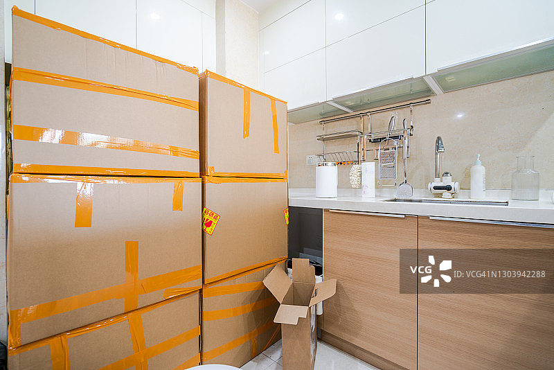 移动中的包装箱展示图片素材