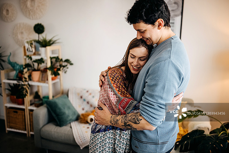 情侣在家中拥抱图片素材