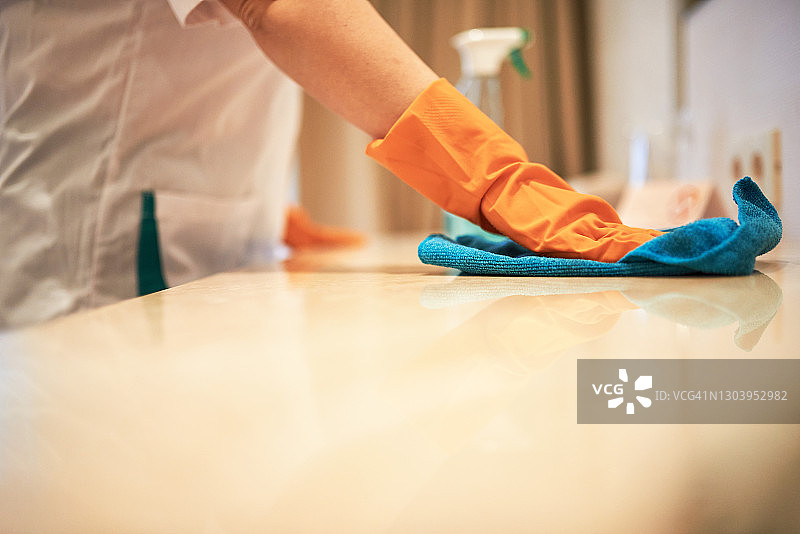 女人清洁双手以预防新型冠状病毒肺炎，并用毛巾擦拭以防止感染和细菌图片素材